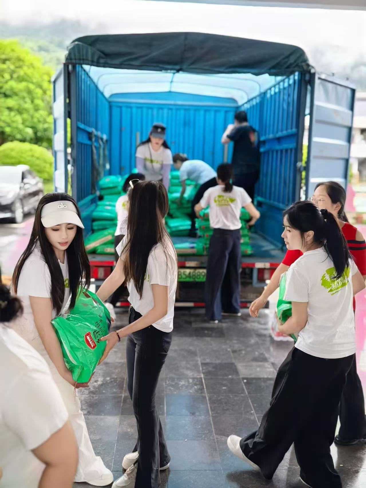 风雨同舟 同心救灾 | 长沙市医疗美容协会副会长单位安吉娜医疗美容爱心物资驰援石门灾区